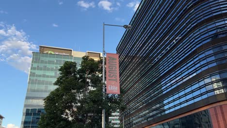 Próximo-Feriado-Público-Ekka,-El-Evento-Anual-Organizado-Por-La-Real-Asociación-Agrícola-E-Industrial-Nacional-De-Queensland,-Zoom-Cinematográfico-En-El-Cartel