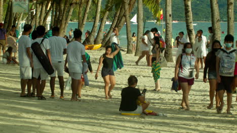 Touristen-Schwärmen-Am-Weißen-Sandstrand-Von-Boracay,-Wenn-Sich-Der-Sonnenuntergang-Nähert