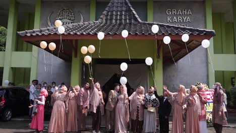 Menschen-Mit-Weißen-Und-Gelben-Luftballons-Bei-Einer-Hochzeit