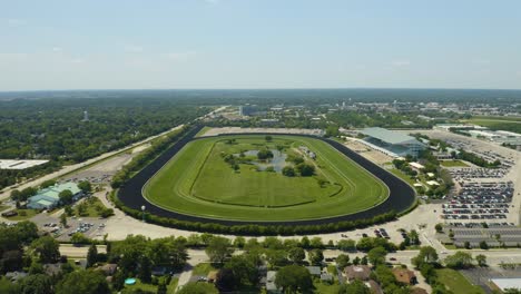 Drone-Orbita-Sobre-El-Hipódromo-Internacional-De-Arlington-En-Una-Hermosa-Tarde