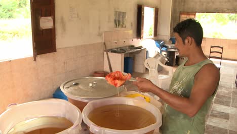 Procesar-Aceite-Vegetal-De-Babasú-Filtrando-Las-Impurezas-A-Través-De-Un-Paño