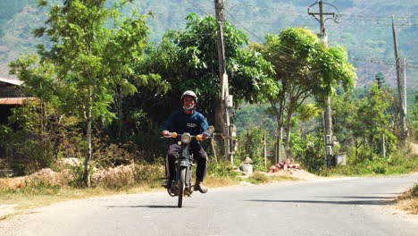 Scooter-De-Conducción-Masculino-Con-Casco-Protector-En-Un-Día-Soleado