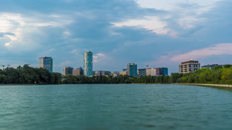 Stadt-Skyline-Bürogebäude-Bezirk-Von-Nacht-Zu-Tag-Zeitraffer,-Bukarest,-Rumänien