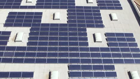 Tustin-Kommerzielles-Projekt-Von-Sonnenkollektoren-Auf-Dem-Gebäude,-Erneuerbare-Saubere-Energie,-Luftüberführung
