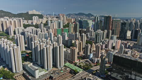 Aerial-Riser-Zeigt-Eine-Hohe-Konzentration-Von-Wolkenkratzern,-Tsuen-Wan,-Hongkong