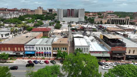 Antena-Sobre-El-Juzgado-Del-Condado-De-Hays-En-San-Marcos-Texas