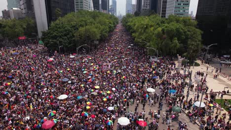 Luftbild-Mit-Blick-Auf-Eine-Enorme-Menge-Von-Menschen,-Die-Vielfalt-Und-Menschenrechte-Auf-Den-Straßen-Von-Mexiko-Stadt-Feiern
