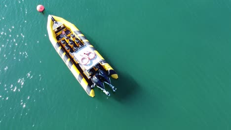 Leere-Seewache-Touristenbesichtigung-Schnellboot-Luftumkreisende-Ansicht,-Die-Auf-Ruhigen-Schimmernden-Wellen-Schwimmt