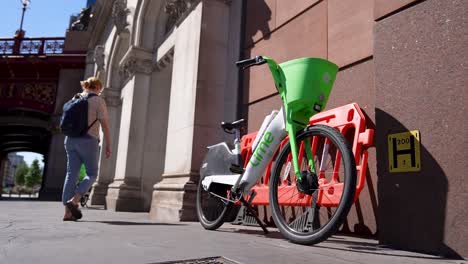 London-Farringdon-Uk-Aug-2022-Lime-Bike-Liegt-An-Der-Gebäudewand-Und-Wartet-Auf-Den-Einsatz