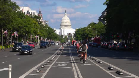 Gente-En-Bicicleta-Hacia-El-Capitolio