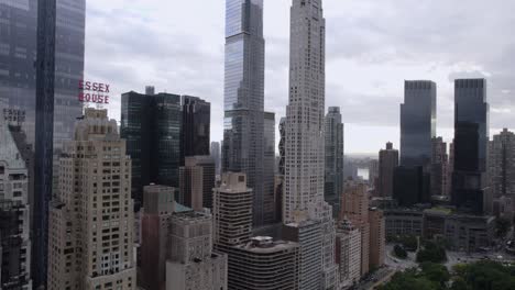 Vista-Aérea-Frente-A-Rascacielos-Altos-Día-Nublado-En-Midtown,-Nueva-York,-Estados-Unidos