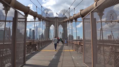 Zeitlupenaufnahmen-Von-Fußgängerströmen-Auf-Der-Brooklyn-Bridge