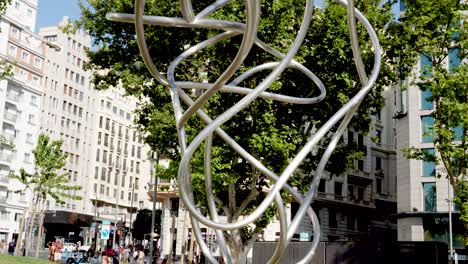 Rounded-metalic-structure-in-Plaza-de-España-square-city-in-a-sunny-day-in-Madrid,-Spain