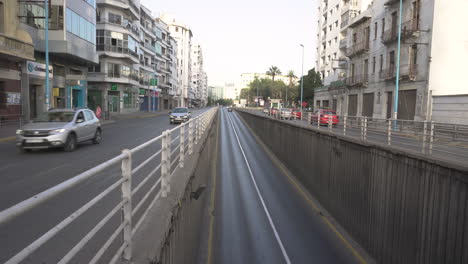 Vehículos-Que-Entran-Y-Salen-De-Un-Túnel-De-Carretera-En-El-Bulevar-Zerkouni,-Vista-Amplia