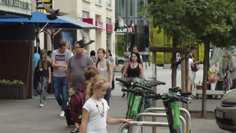 Tráfico-Diario-En-Una-De-Las-Calles-Principales-De-Marszalkowska-En-El-Centro-De-Varsovia,-Polonia