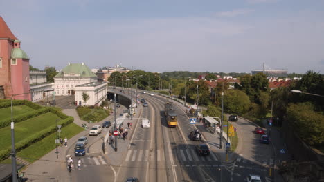 Ein-Blick-Von-Der-Warschauer-Altstadt-Auf-Den-Verkehr