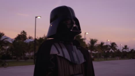 Darth-Vader,-Der-In-Den-Sonnenuntergang-Des-Ozeans-In-Key-West-Florida-Blickt