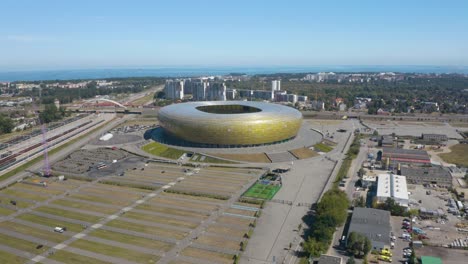 Drone-Desciende-Con-Polsat-Plus-Arena-Al-Fondo