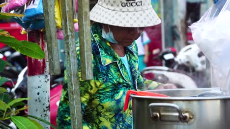 Vendedor-De-Comida-Callejera-Vietnamita-Del-Sudeste-Asiático-Preparando-Fideos-De-Sopa-Pho-Al-Aire-Libre