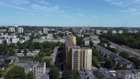 Eine-Drohnenaufnahme-Eines-Wohnblocks-In-Lodz,-Polen