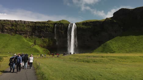 Seljalandsfoss-Cae-En-Islandia-Con-Video-Cardán-Caminando-Hacia-Adelante-Con-La-Gente