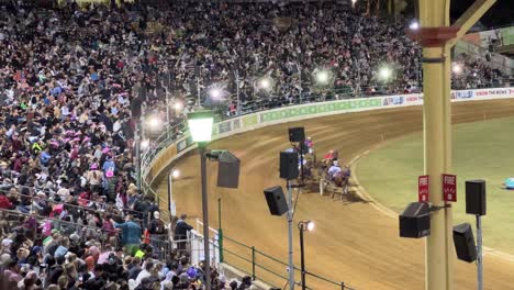 Queensland-Trabrennen-Präsentiert-Von-Racing-Queensland-In-Der-Main-Arena-Mit-Legendären-Trabs,-Die-Auf-Der-Strecke-Konkurrieren,-Und-Jubelndem-Publikum-Bei-Der-Ekka-Brisbane-Royal-Queensland-Show,-Australien