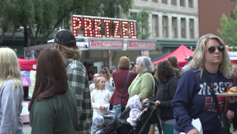 Geschmack-Von-Madison-Pretzel-Stand-Mit-Passanten