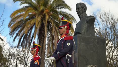 Soldaten-Des-Grenadier-regiments-Zu-Pferd-Stehen-Neben-Dem-Denkmal-Von-General-San-Martin