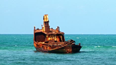 Der-Verrostete-Rumpf-Eines-Alten-Schiffes-Vor-Der-Küste-Der-Insel-Sao-Tome-Und-Principe