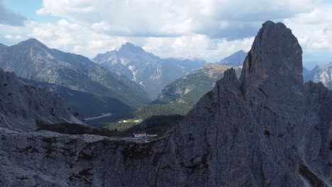 Eine-4k-drohnenaufnahme-Eines-Hauses-Inmitten-Der-Berge-Der-Dolomiten-In-Südtirol-In-Italien