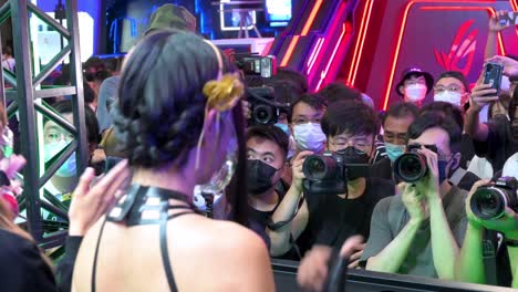 Los-Visitantes-Toman-Fotos-De-Un-Modelo-Que-Entretiene-A-La-Gente-Durante-El-Evento-De-Exhibición-Acghk-De-Juegos-Y-Ani-com-En-Hong-Kong