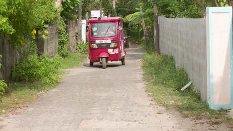 Ein-Choon-Paan-Verkäufer-Fährt-Mit-Seinem-Tuk-tuk-Herum-Und-Verkauft-Brot-Und-Andere-Backwaren-An-Die-Einheimischen-In-Colombo