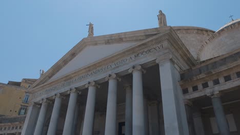 Fachada-Principal-De-La-Real-Basílica-Pontificia-San-Francesco-Da-Paola,-Nápoles,-Italia