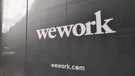 City-Of-London-England-September-2022-Nahaufnahme-Des-Wework-logos-Im-Vakanten-Büro