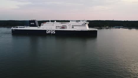 Filmische-Arial-drohnenaufnahme-Der-Dfds-fähre