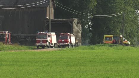 Feuerwehrmann-Löscht-Feuer-Mit-Dem-Schlauch