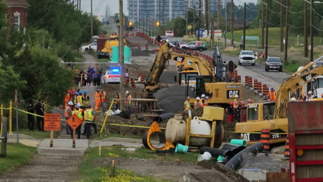 Trabajadores-Y-Tractores-Instalando-Nuevas-Tuberías-Cerca-De-La-Carretera.