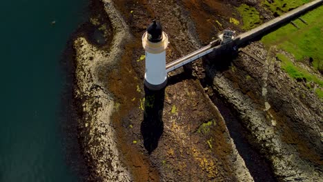 Luftaufnahme-Von-Oben-Nach-Unten-Aus-Der-Umlaufbahn-Des-Leuchtturms-Von-Tobermory-Und-Der-Dramatischen-Insel-Mull-Coast