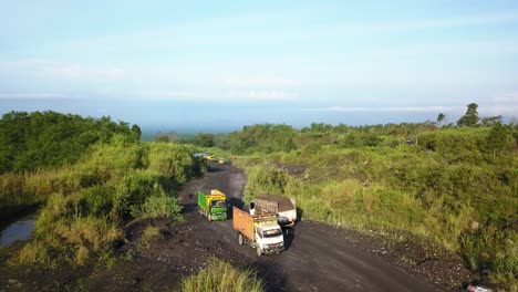 Actividad-De-Camiones-En-La-Mina-De-Arena-En-La-Ladera-Del-Volcán-Merapi,-Magelang,-Java-Central,-Indonesia-El-4-De-Septiembre-De-2022