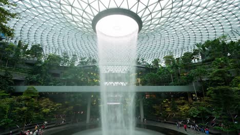 Der-Flughafen-Jewel-Changi,-Auch-Bekannt-Als-Jewel-Changi,-Bietet-Singapurern-Und-Besuchern-Aus-Der-Ganzen-Welt-Ikonische-Architektur,-Indoor-Gärten-Und-Unverwechselbare-Einkaufs--Und-Speisemöglichkeiten