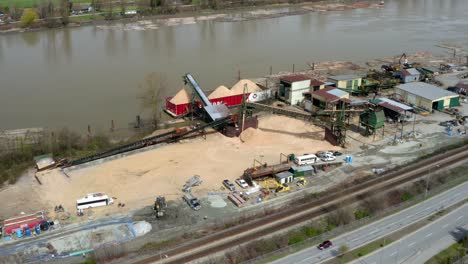 Container-Wird-Am-Fraser-River-In-British-Columbia,-Kanada,-Mit-Sand-Beladen