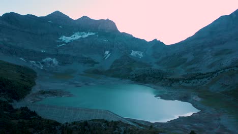 Impresionantes-Imágenes-De-Drones-Sobre-Un-Lago-Alpino-Glaciar-Al-Atardecer