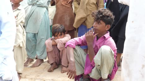 Pakistaner,-Die-Darauf-Warten,-Lebensmittel-Und-Andere-Hilfsgüter-Abzuholen,-Die-Ihnen-Von-Der-Regierung-Und-Anderen-Ausländischen-Behörden-Bereitgestellt-Werden