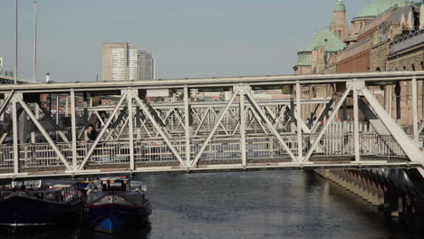 Puente-En-Los-Puentes-De-Aterrizaje-De-Hamburgo-Temprano-En-La-Mañana