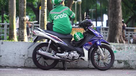 Schnappen-Sie-Sich-Den-Fahrer,-Der-Auf-Seinen-Motorrädern-Sitzt,-Die-In-Der-Straße-Von-Ho-Chi-Minh-Stadt,-Vietnam,-Geparkt-Sind