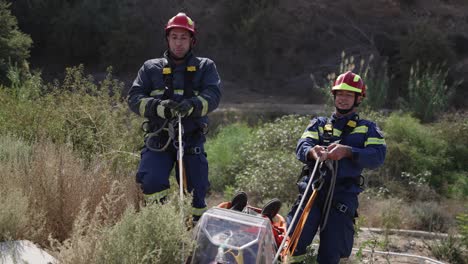 Feuerwehrleute-Bei-Trainingsübung-Mit-Verletzten-Auf-Trage