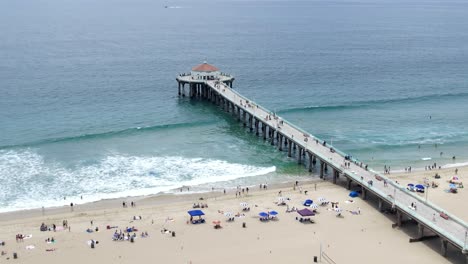 Manhattan-Beach-Pier-and-the-octagon-at-the-end-of-the-pier-houses-the-Roundhouse-Aquarium---aerial-flyover