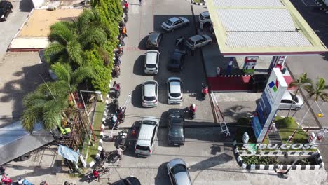 Yogyakarta,-Indonesia---Sep-3,-2022-:-Aerial-View-of-vehicles-Queue-refueling-at-gas-station-in-Yogyakarta,-Indonesia