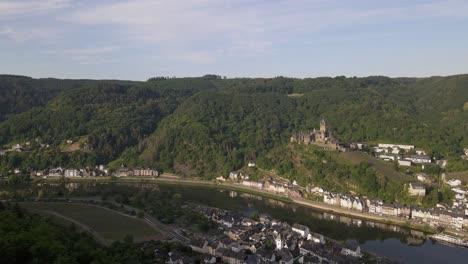 Toma-De-Establecimiento-Del-Castillo-Medieval-De-Cochem-Castillo-Volando-En-El-Amanecer-De-La-Mañana