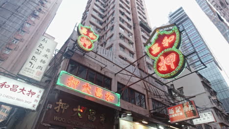 Woo-Cheong-Casa-De-Empeño-Con-Luces-De-Neón-En-Causeway-Bay,-Hong-Kong